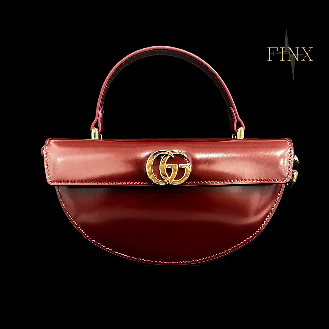ชุดป้องกันหูหิ้วทรงครึ่งพระจันทร์กลางของ Gucci