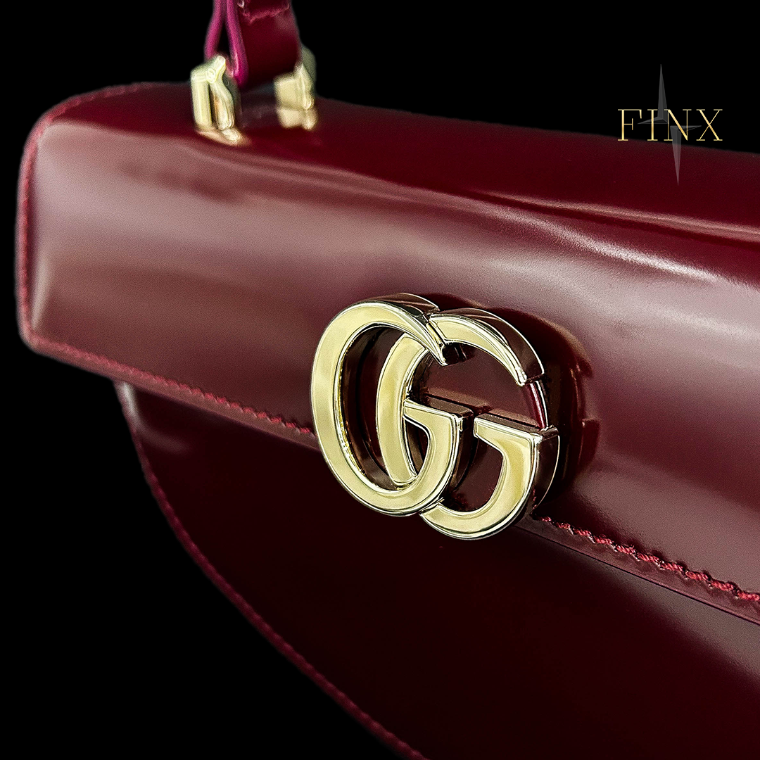 ชุดป้องกันหูหิ้วทรงครึ่งพระจันทร์กลางของ Gucci
