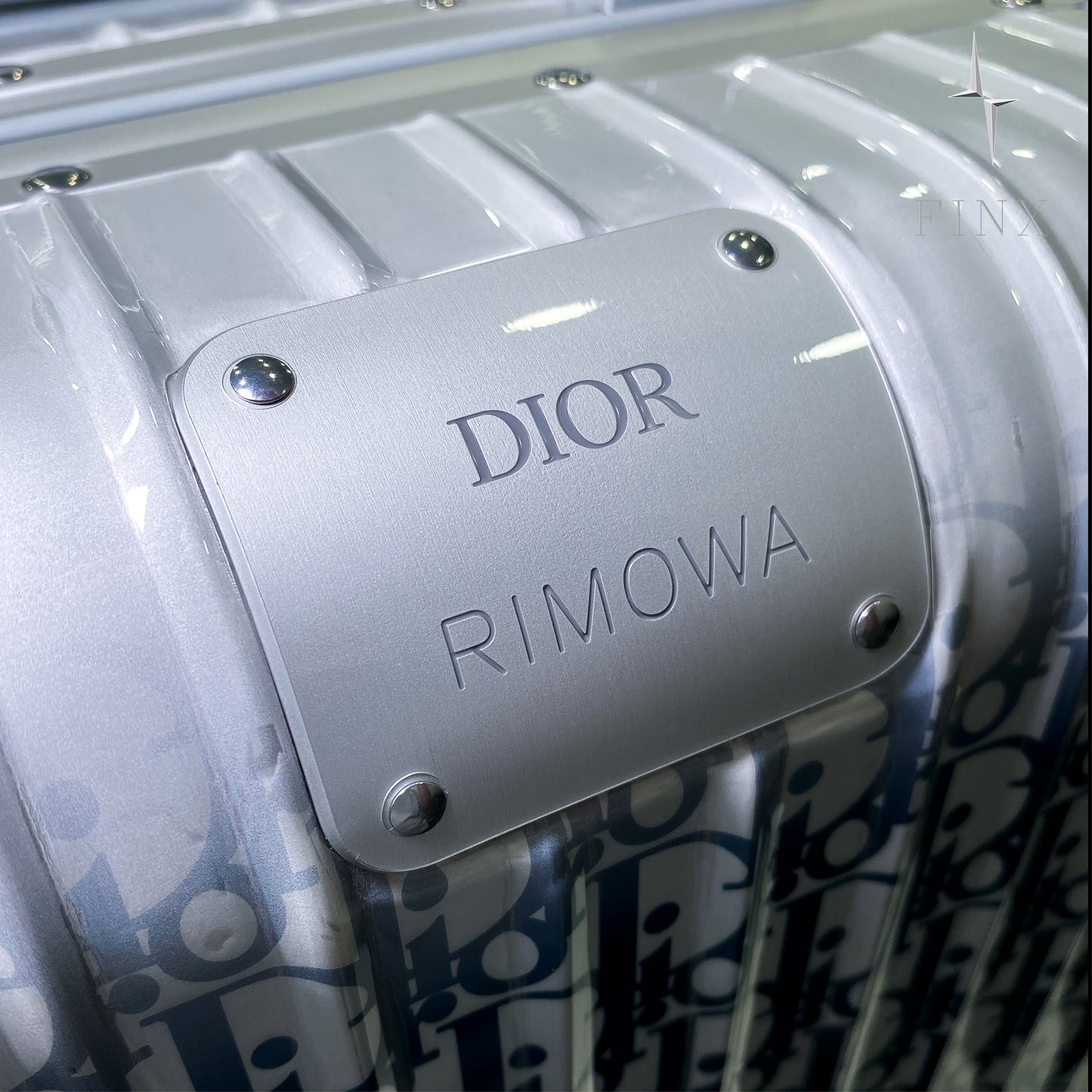 กระเป๋าเดินทางแบบถือขึ้นเครื่อง Dior And Rimowa Gradient Blue Dior Oblique Aluminum Protective Kit